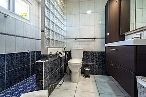 Large Villa With View! Private Pool Free Utilities!