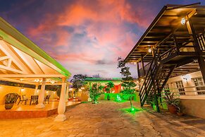 Large Villa With View! Private Pool Free Utilities!