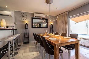 Large Villa With View! Private Pool Free Utilities!