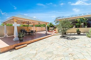 Large Villa With View! Private Pool Free Utilities!