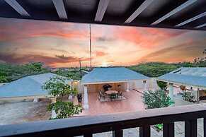 Large Villa With View! Private Pool Free Utilities!
