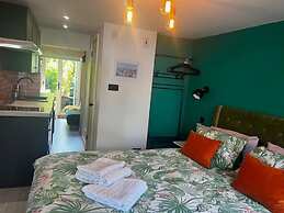 Tiny House, Brighton With Parking