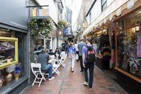 Tiny House, Brighton With Parking