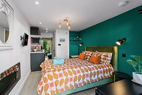 Tiny House, Brighton With Parking