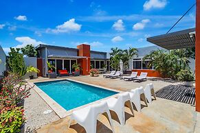 Stunning Modern Home, Near Beaches Full AC