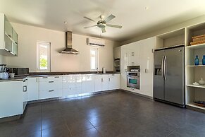 Stunning Modern Home, Near Beaches Full AC