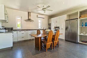 Stunning Modern Home, Near Beaches Full AC