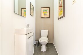 Stunning Modern Home, Near Beaches Full AC