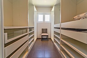 Stunning Modern Home, Near Beaches Full AC