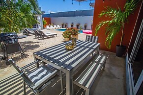 Stunning Modern Home, Near Beaches Full AC