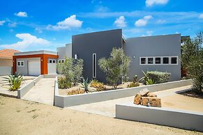 Stunning Modern Home, Near Beaches Full AC