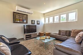 Stunning Modern Home, Near Beaches Full AC