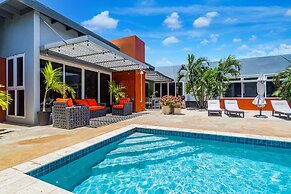 Stunning Modern Home, Near Beaches Full AC