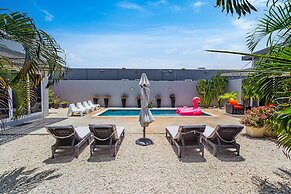 Stunning Modern Home, Near Beaches Full AC