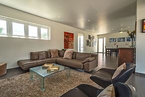 Stunning Modern Home, Near Beaches Full AC