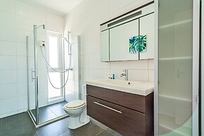Stunning Modern Home, Near Beaches Full AC