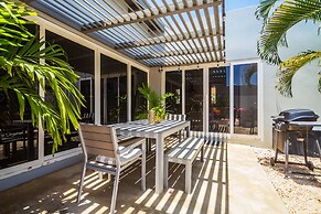 Stunning Modern Home, Near Beaches Full AC