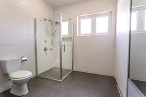 Stunning Modern Home, Near Beaches Full AC