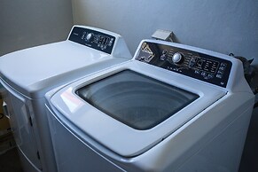 Stunning Modern Home, Near Beaches Full AC