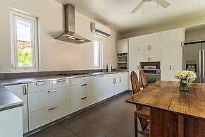 Stunning Modern Home, Near Beaches Full AC