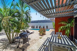 Stunning Modern Home, Near Beaches Full AC