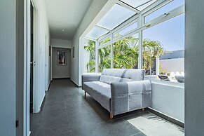 Stunning Modern Home, Near Beaches Full AC