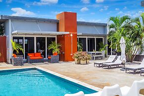 Stunning Modern Home, Near Beaches Full AC