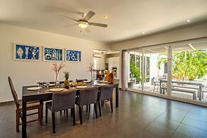 Stunning Modern Home, Near Beaches Full AC