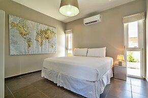 Stunning Modern Home, Near Beaches Full AC