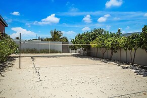 Stunning Modern Home, Near Beaches Full AC