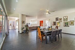 Stunning Modern Home, Near Beaches Full AC