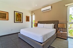 Stunning Modern Home, Near Beaches Full AC