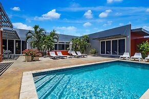 Stunning Modern Home, Near Beaches Full AC