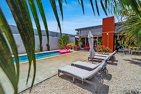 Stunning Modern Home, Near Beaches Full AC