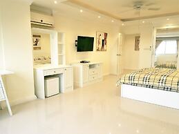 Large, Stylish 2 bed Apartment With Pool Table in Pattaya