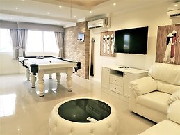 Large, Stylish 2 bed Apartment With Pool Table in Pattaya