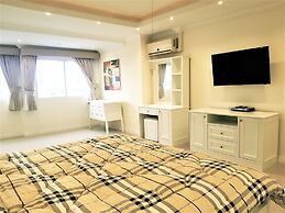 Large, Stylish 2 bed Apartment With Pool Table in Pattaya