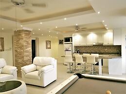 Large, Stylish 2 bed Apartment With Pool Table in Pattaya