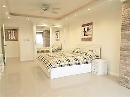 Large, Stylish 2 bed Apartment With Pool Table in Pattaya