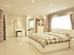 Large, Stylish 2 bed Apartment With Pool Table in Pattaya