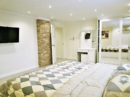 Large, Stylish 2 bed Apartment With Pool Table in Pattaya