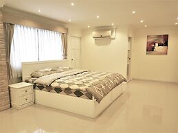 Large, Stylish 2 bed Apartment With Pool Table in Pattaya