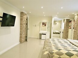 Large, Stylish 2 bed Apartment With Pool Table in Pattaya