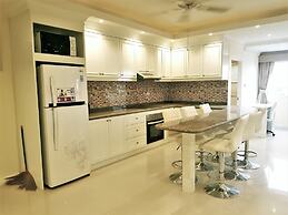 Large, Stylish 2 bed Apartment With Pool Table in Pattaya