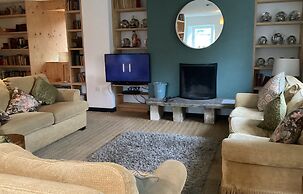 Large Boutique Holiday House With hot tub Near Bath