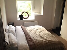 Large Boutique Holiday House With hot tub Near Bath