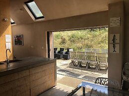 Large Boutique Holiday House With hot tub Near Bath