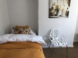 Large Boutique Holiday House With hot tub Near Bath