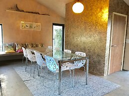 Large Boutique Holiday House With hot tub Near Bath