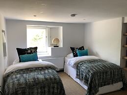 Large Boutique Holiday House With hot tub Near Bath